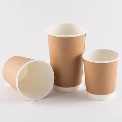 Menggambar cangkir kertas kraft dengan tutup, kemasan kopi cangkir panas dinding ganda
